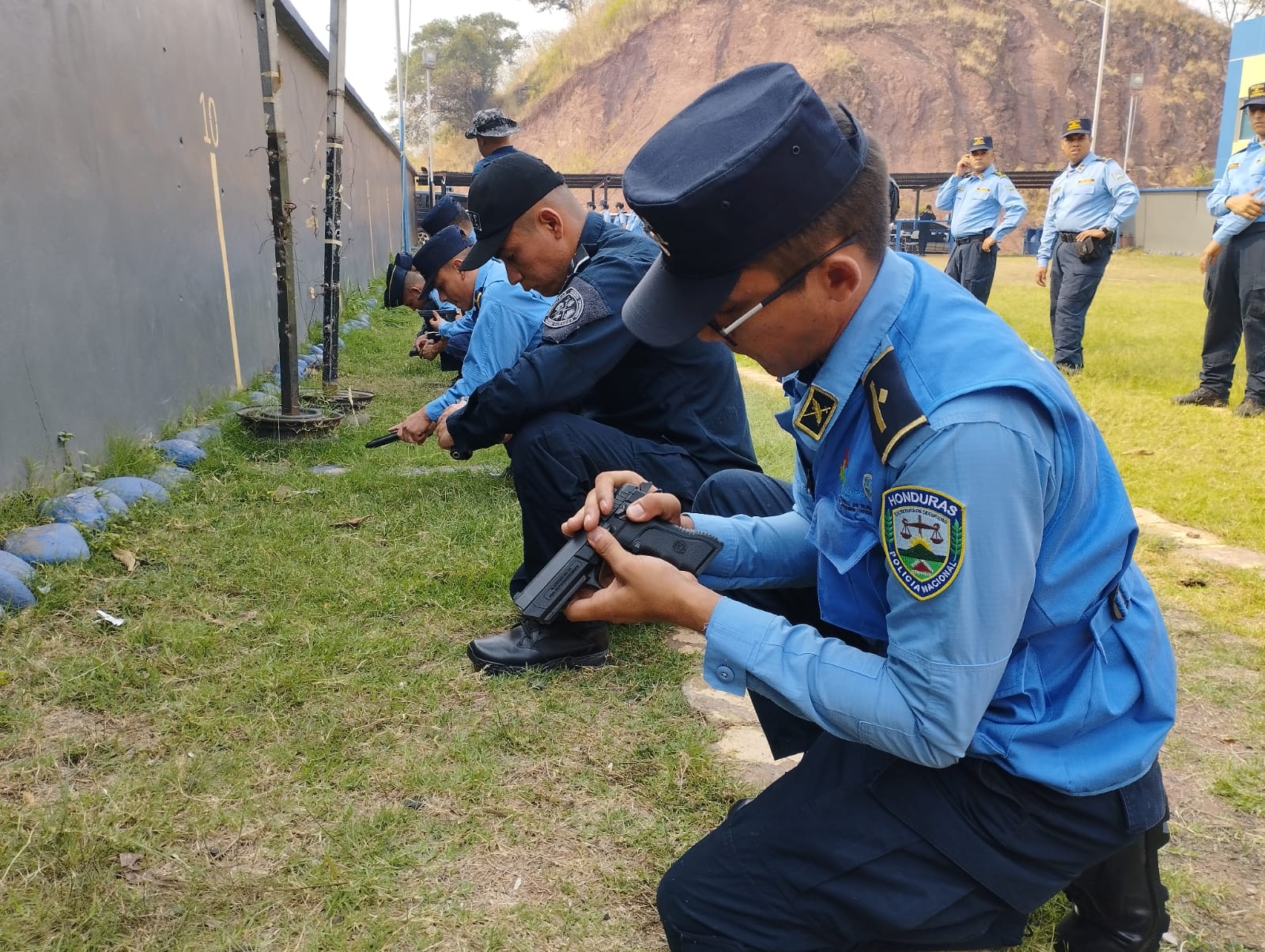 Funcionarios de Fuerzas Especiales brindan inducción de disparo a oficiales auxiliares