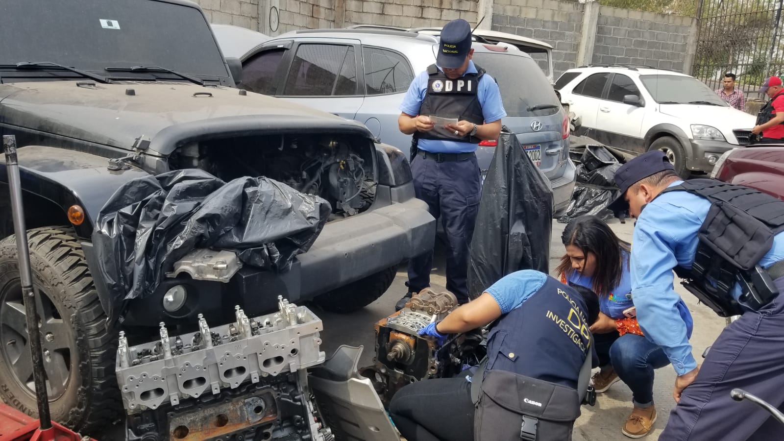 Con el propósito de contrarrestar el robo de vehiculos, DPI inspecciona autolotes de la capital