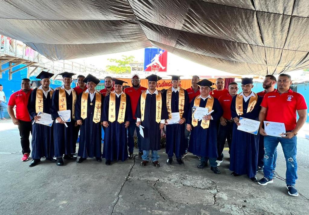 Más de 30 privados de libertad obtienen su diploma en bachillerato técnico en humanidades en el centro penitenciario de La Ceiba Más de 30 privados de libertad obtienen su diploma en bachillerato técnico en humanidades en el centro penitenciario de La Ceiba