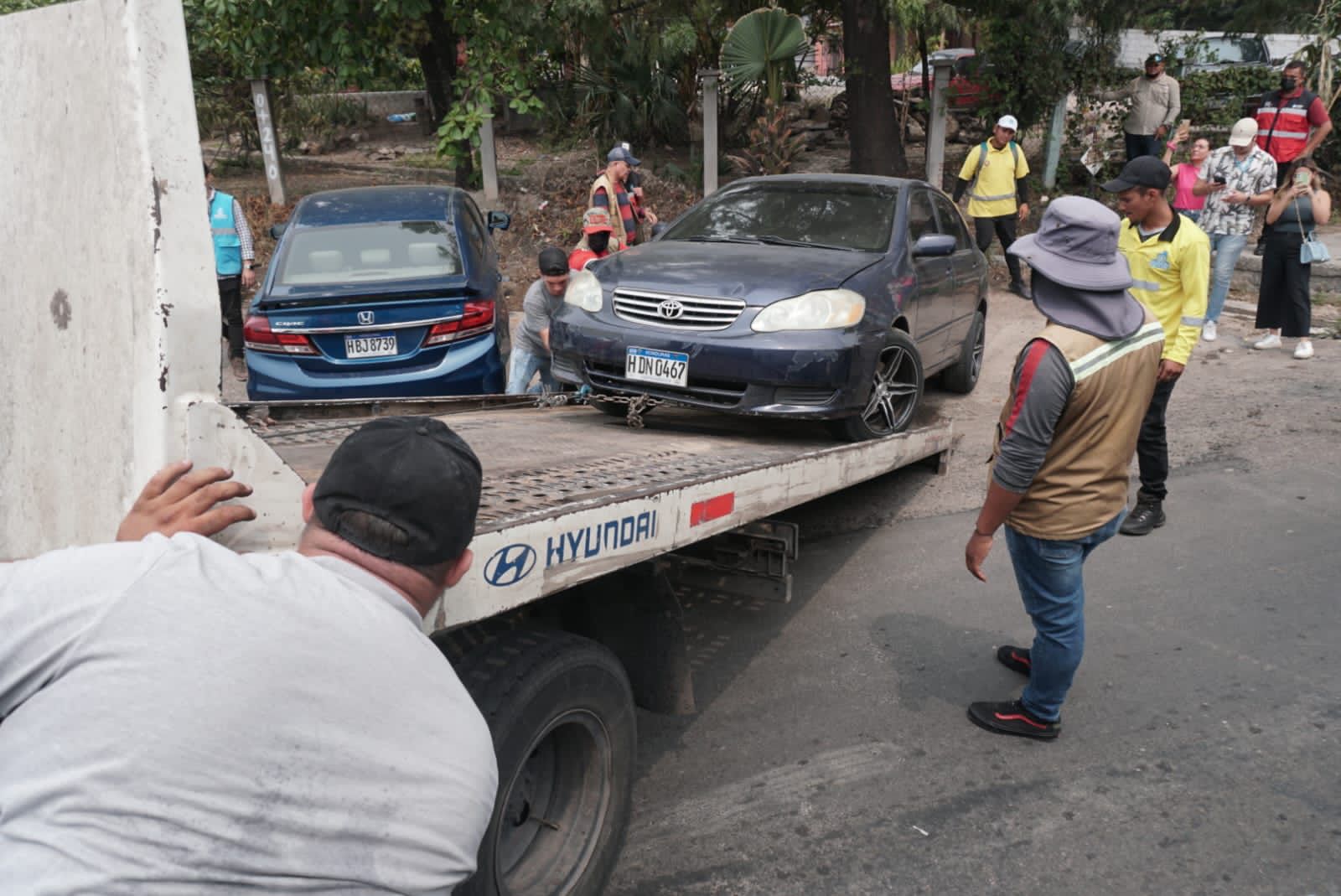 Funcionarios de la DNVT realizan decomiso de vehículos que se encuentran estacionados en vías públicas