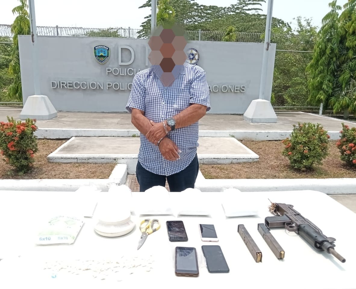 Arrestan presunto miembro del grupo delictivo «Los Olanchanos» en poder de una mini Uzi y más de cinco kilos de cocaína