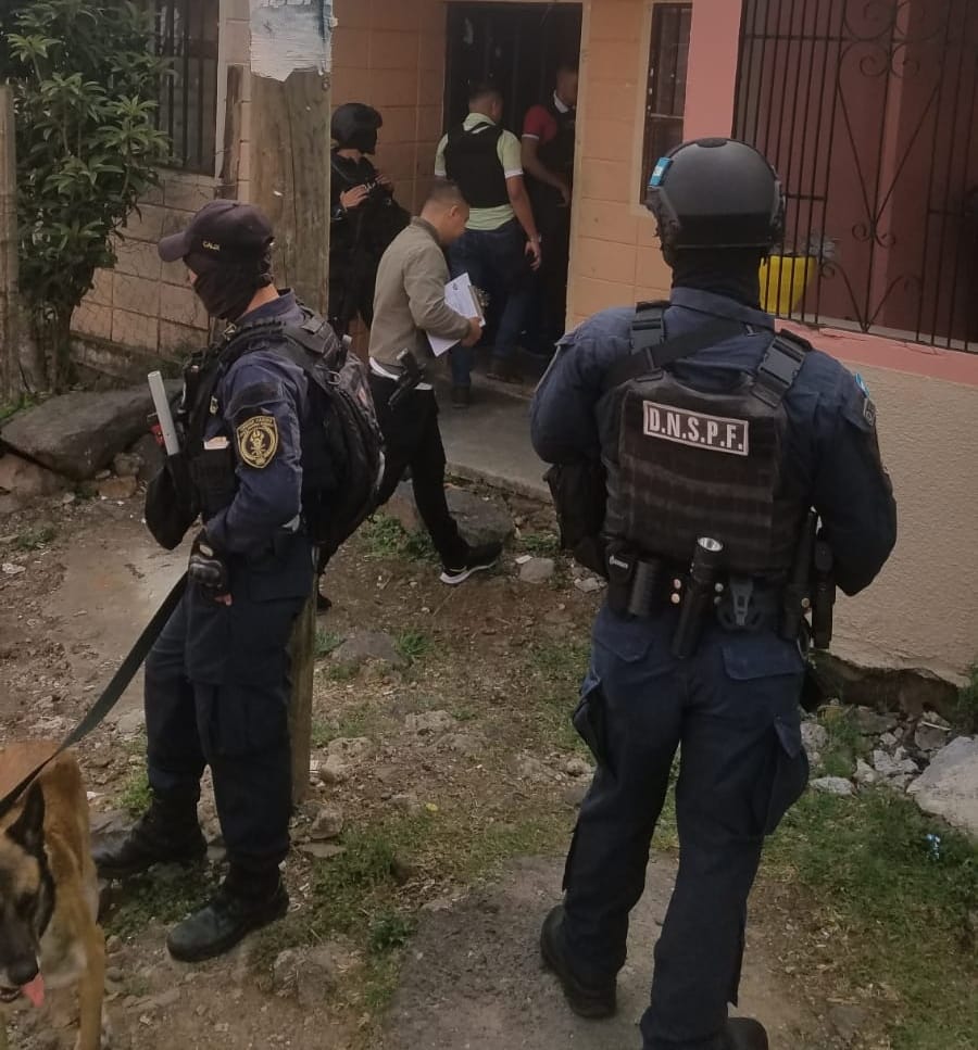 En allanamiento resultan dos personas arrestados por el delito de tráfico de droga