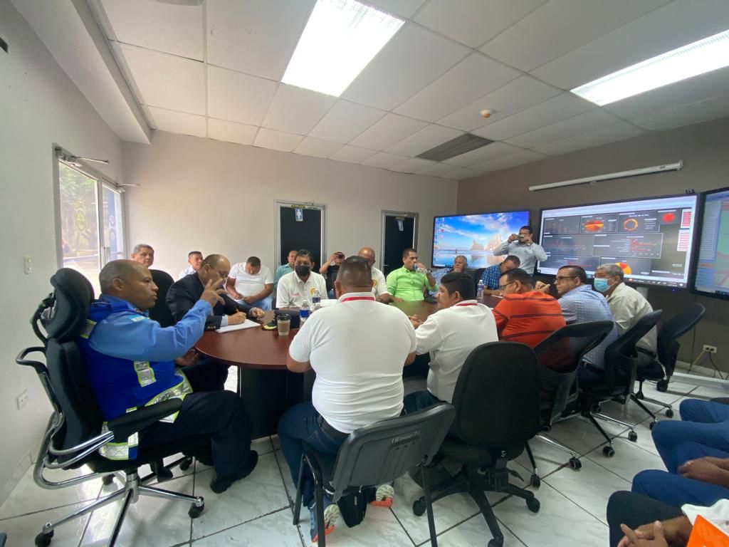 Autoridades de la DNVT sostienen reunión con representantes del transporte urbano
