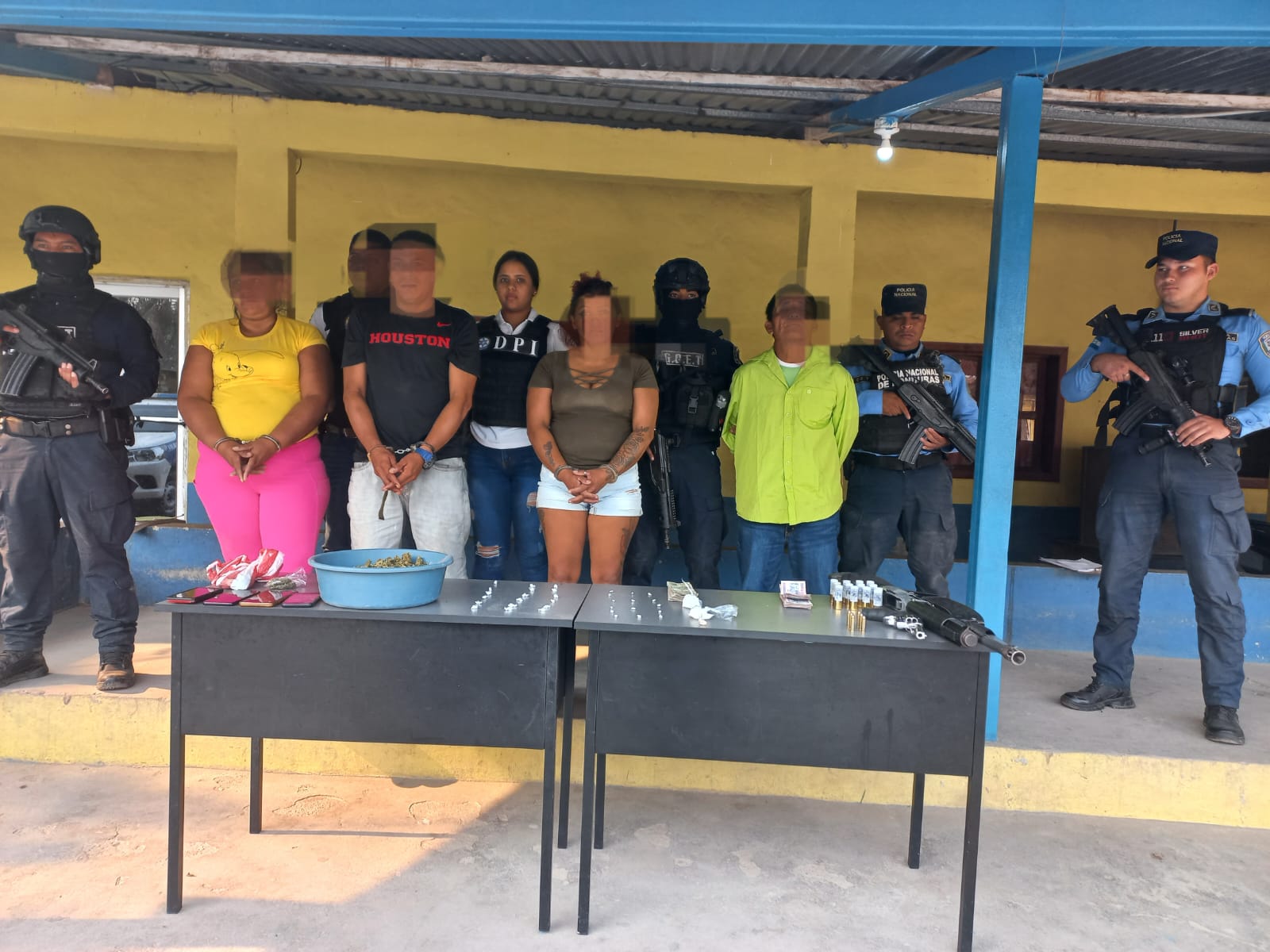 Detienen a pastor evangélico en poder de armas de fuego y a tres personas más con presunta droga