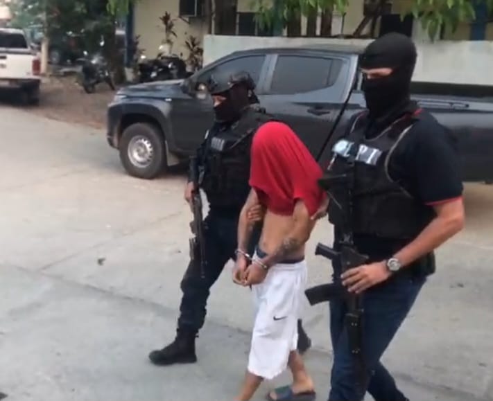 Policía Nacional aprehende a alias «El Gemelo» presunto gatillero del grupo delictivo Los Aguacates por cometer varios asesinatos en la zona norte Policía Nacional aprehende a alias «El Gemelo» presunto gatillero del grupo delictivo Los Aguacates por cometer varios asesinatos en la zona norte