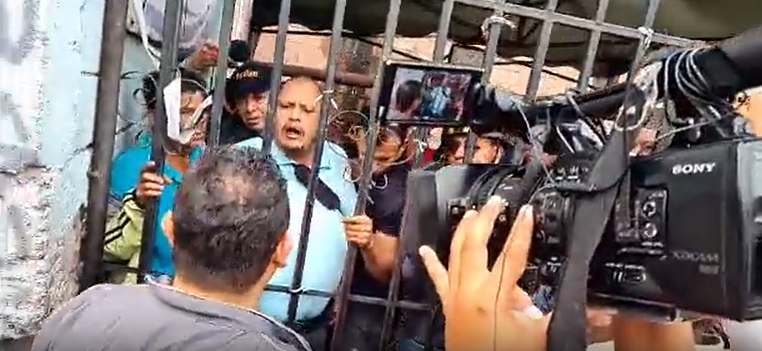Se enfrentan colectivos de Libre y se agrava la situación en centro de salud Alonso Suazo