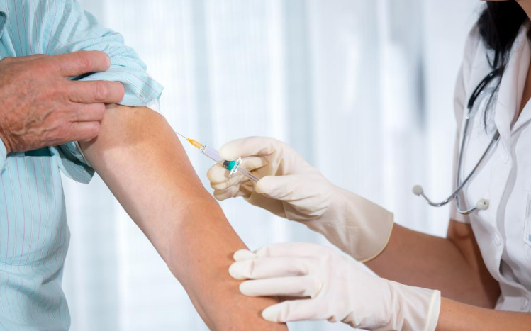 Honduras inicia aplicación de la vacuna bivalente contra el coronavirus a la población mayor de 60 años