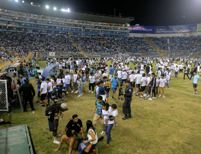 Tragedia en el fútbol de El Salvador: 12 muertos por una estampida Tragedia en el fútbol de El Salvador: 12 muertos por una estampida