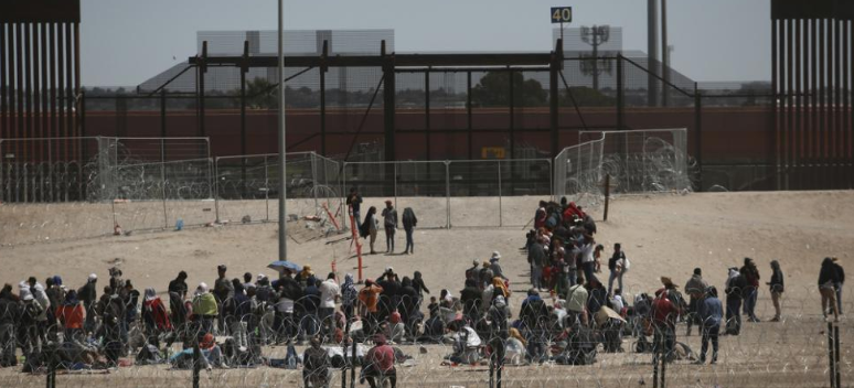 EEUU detiene a miles de migrantes en El Paso antes del fin de la deportación exprés