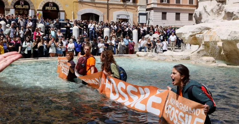 La Fontana di Trevi de Roma no sufrió daños tras la protesta de los activistas climáticos