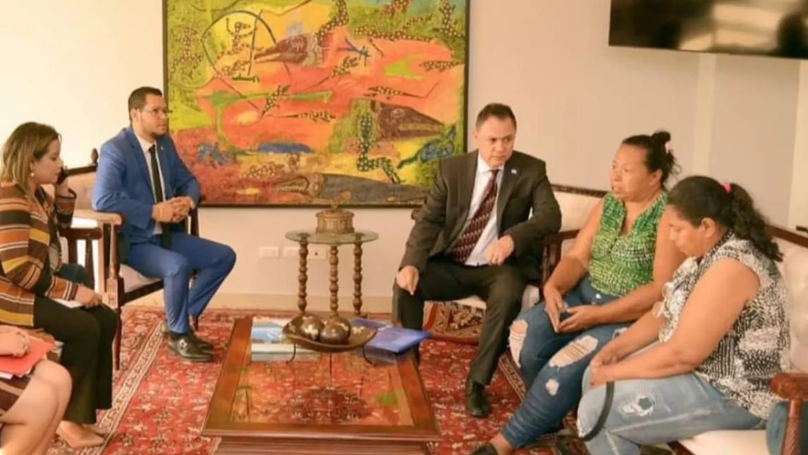 Cancillería recibe a familiares de las víctimas de la masacre en Texas