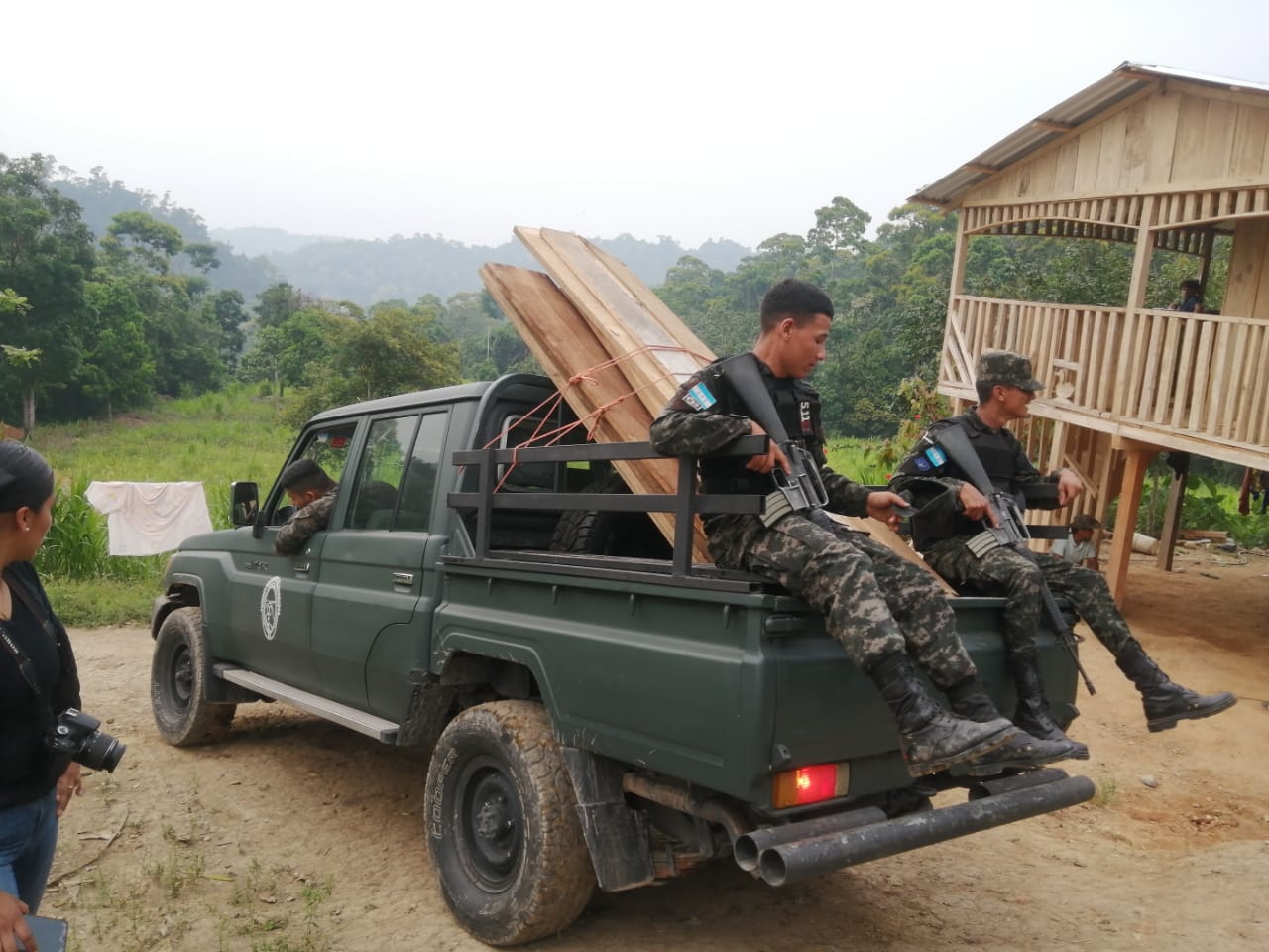FFAA realiza el aseguramiento de maquinaria pesada que construía pecera en área protegida del Parque Nacional Pico Bonito FFAA realiza el aseguramiento de maquinaria pesada que construía pecera en área protegida del Parque Nacional Pico Bonito
