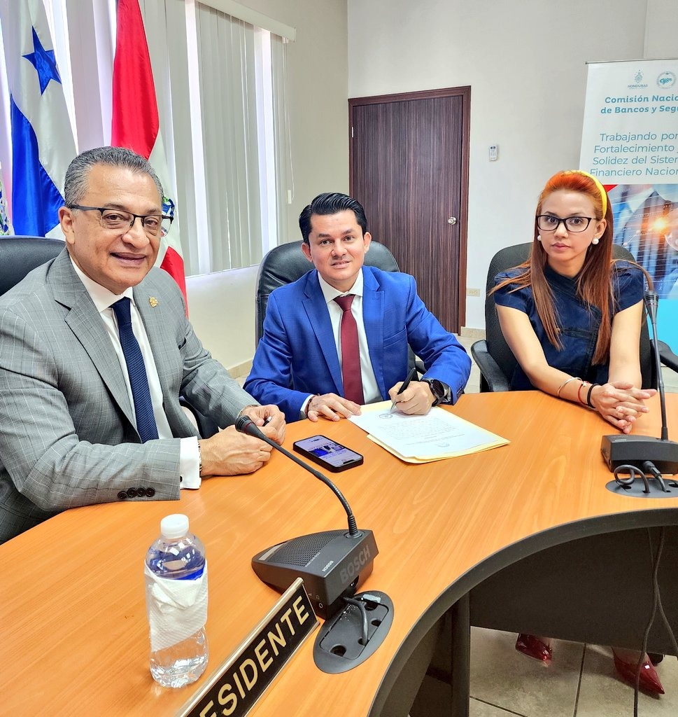 Congresista Fabricio Sandoval visitó CNBS para autorizar se investigue su patrimonio y cuentas bancarias