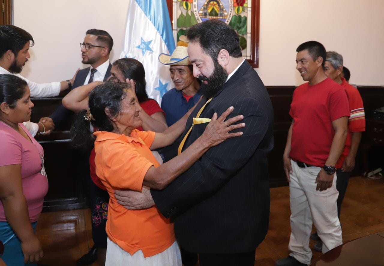 Presidente Luis Redondo recibe a habitantes de Intibucá para ayudar a solventar problemas de títulos de tierra