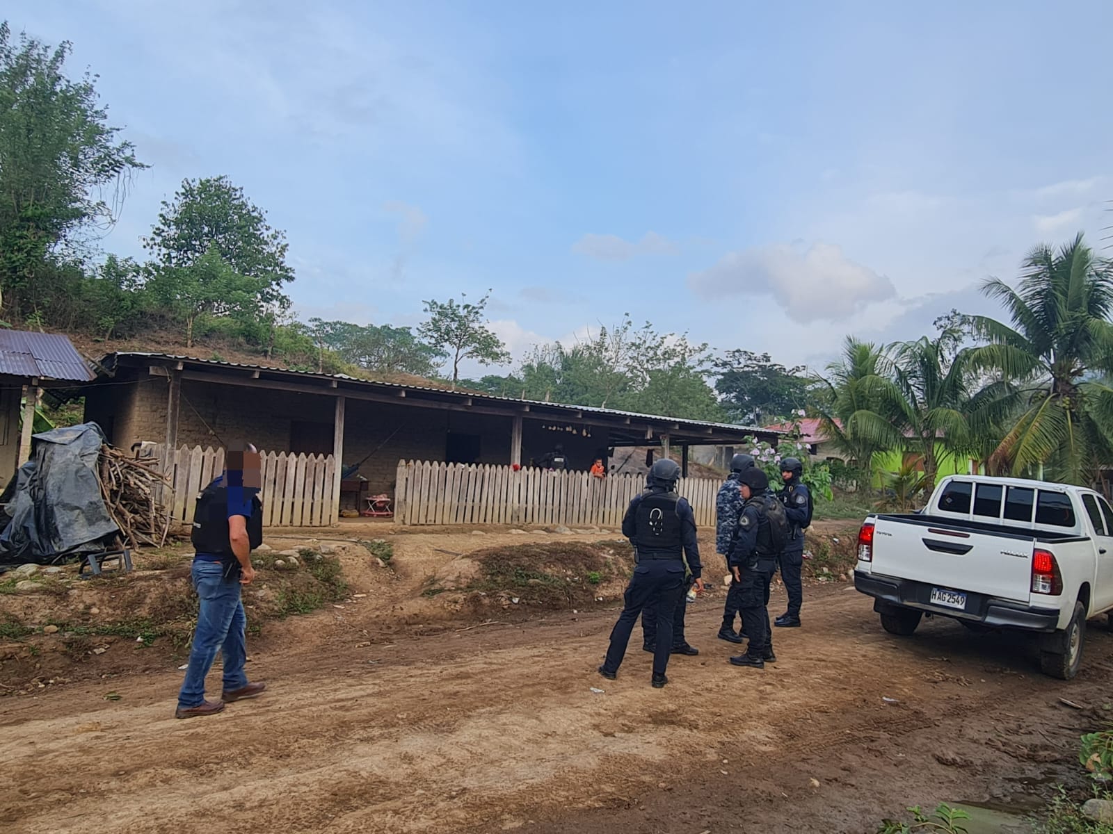 Arrestan a ciudadano en posesión de droga y armas