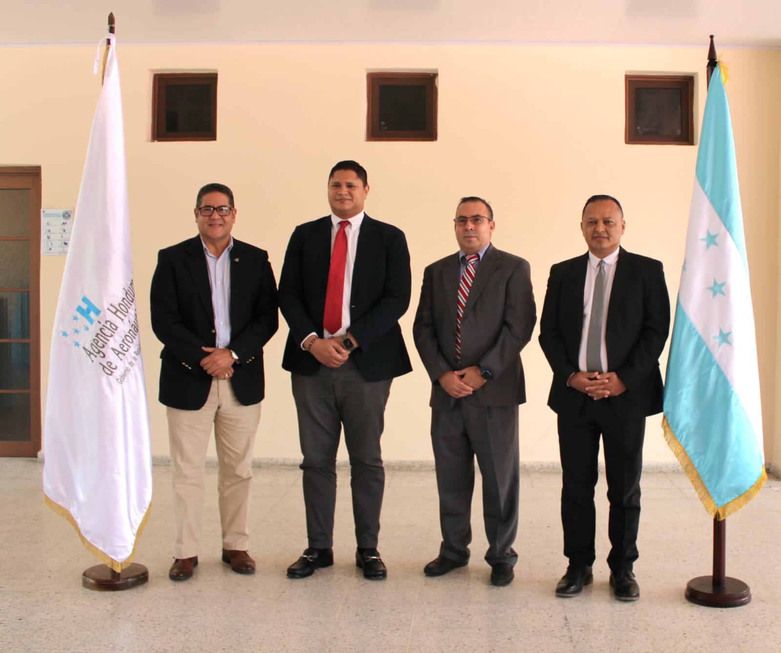 Autoridades de Palmerola entregan documentación a la AHAC para certificar el aeropuerto