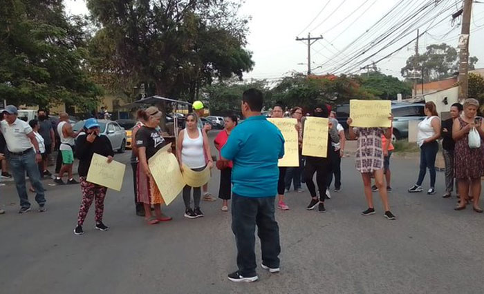 Por falta de agua protestan en la colonia San Miguel Por falta de agua protestan en la colonia San Miguel