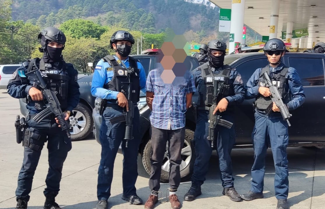 Policía Nacional captura a dos presuntos sicarios responsables del asesinato del regidor Juan Carlos Vega Policía Nacional captura a dos presuntos sicarios responsables del asesinato del regidor Juan Carlos Vega