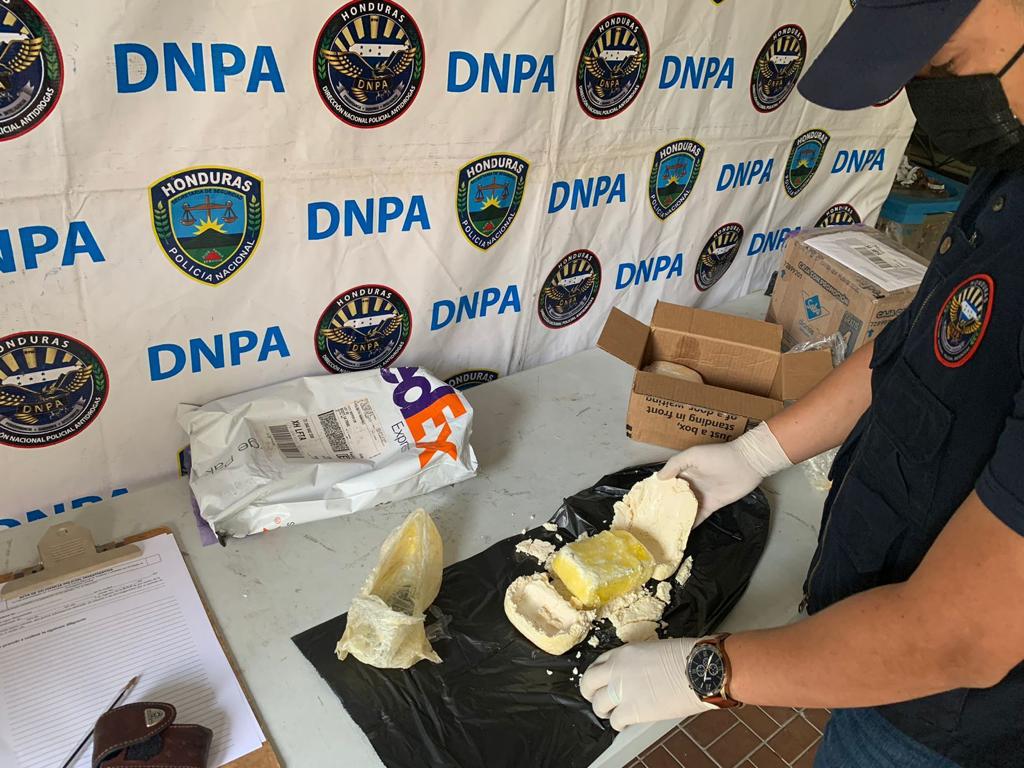 Equipos antidrogas encuentran presunta cocaína escondida en productos lácteos dentro de encomienda