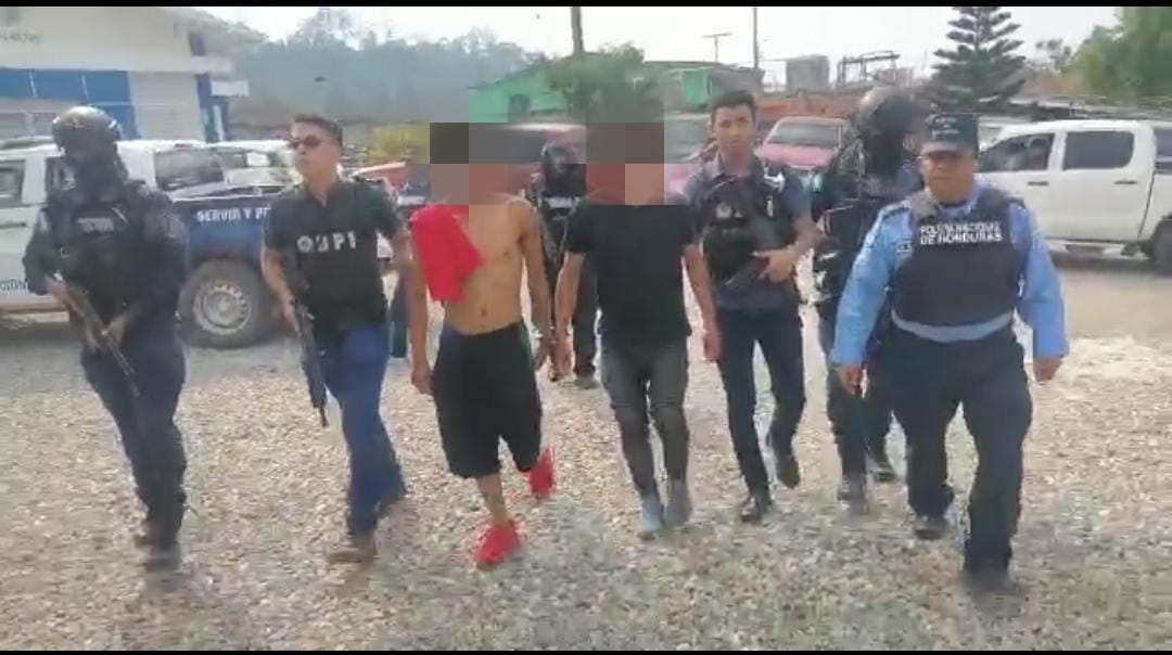 Con droga y dinero en efectivo capturan al alias «Toñi» y «Pity Chaine J» en San Juan de Opoa, Copán Con droga y dinero en efectivo capturan al alias «Toñi» y «Pity Chaine J» en San Juan de Opoa, Copán