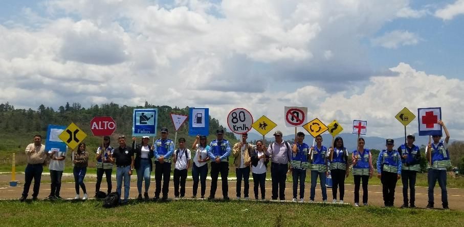 DNVT capacita a jóvenes sobre temas de manejo defensivo y señalización vial