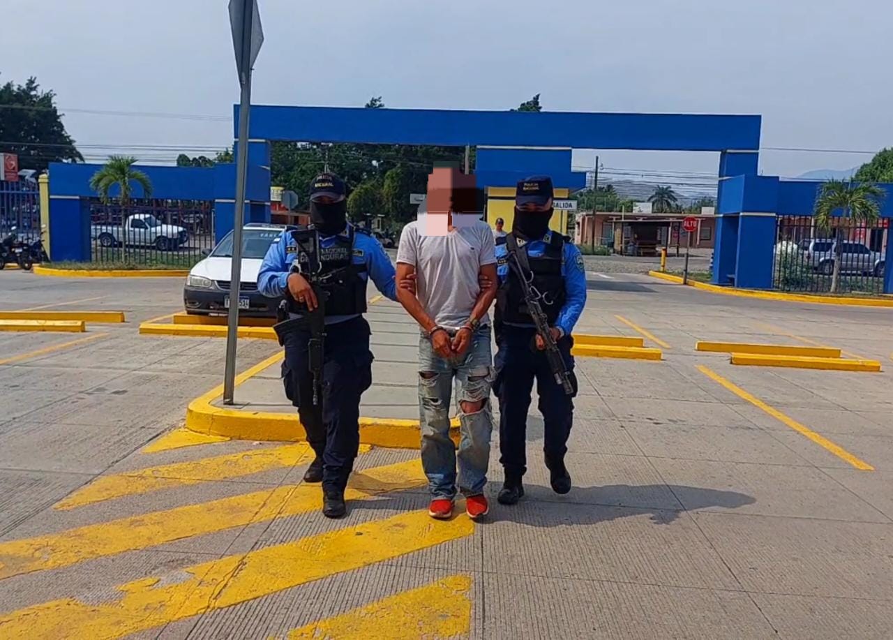 Agentes de la UDEP-3, captura a un individuo que realizó atentado en contra de una familia Agentes de la UDEP-3, captura a un individuo que realizó atentado en contra de una familia