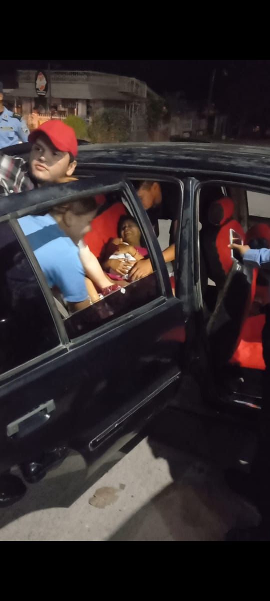 En interior de vehículo, mujeres policias auxilian a madre durante labores de parto En interior de vehículo, mujeres policias auxilian a madre durante labores de parto