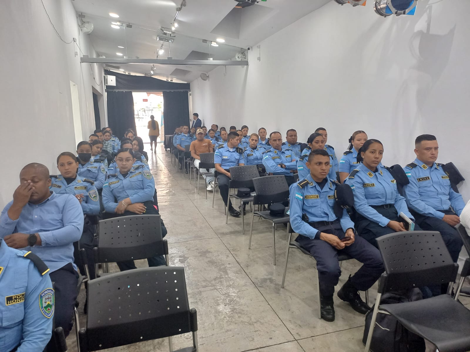 Funcionarios policiales participan en foro sobre el día internacional de la sensibilización contra LGTBIFobia