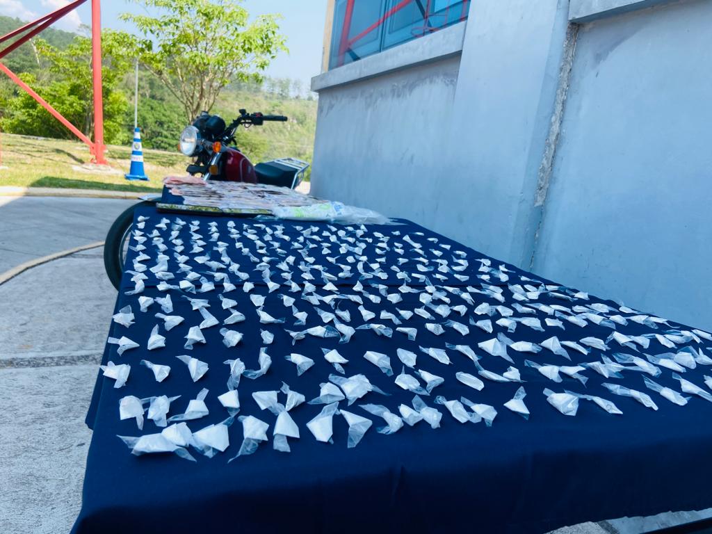 Dos integrantes de la banda «Los Copanecos» son arrestados en poder de más de 280 envoltorios de cocaína y 50 mil lempiras