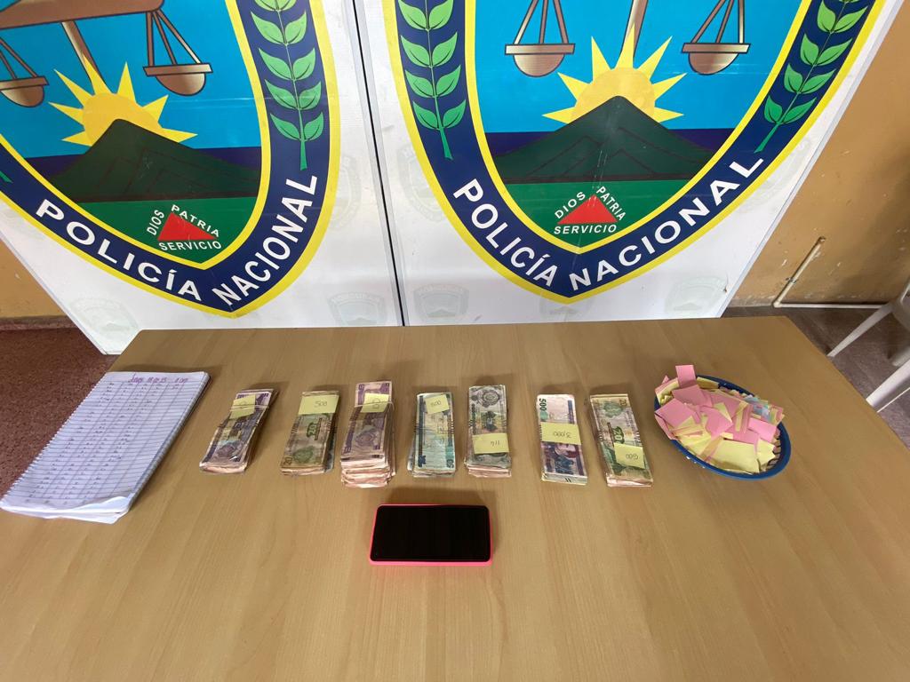 Funcionarios policiales de la UDEP-8 detienen a dos féminas por el delito de venta de lotería no autorizada