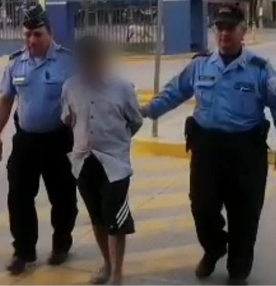 Funcionarios policiales capturan un individuo por la violación a una niña de 11 años Funcionarios policiales capturan un individuo por la violación a una niña de 11 años
