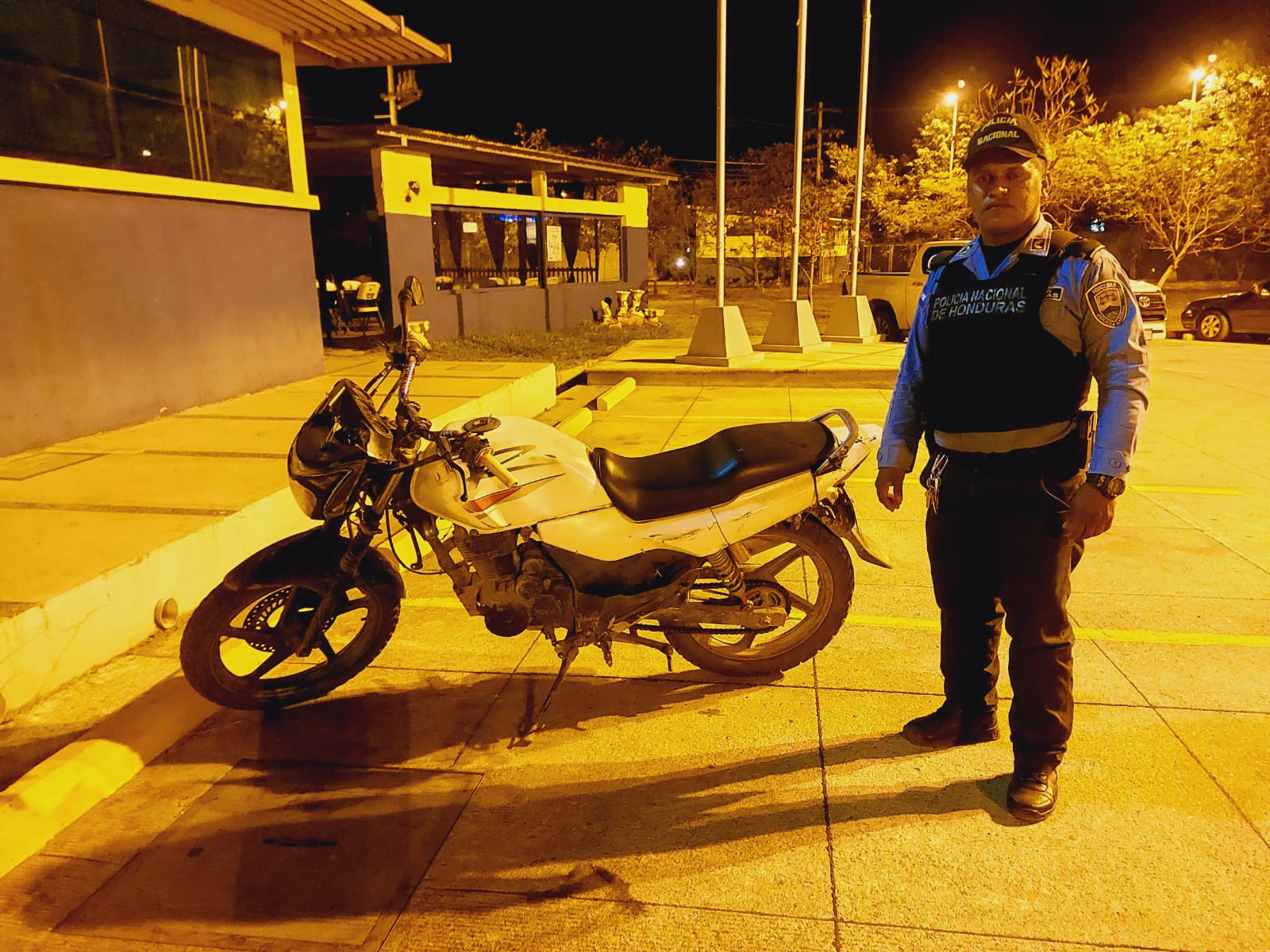 Agentes preventivos recuperan motocicleta con reporte de robo en Ajuterique Comayagua Agentes preventivos recuperan motocicleta con reporte de robo en Ajuterique Comayagua