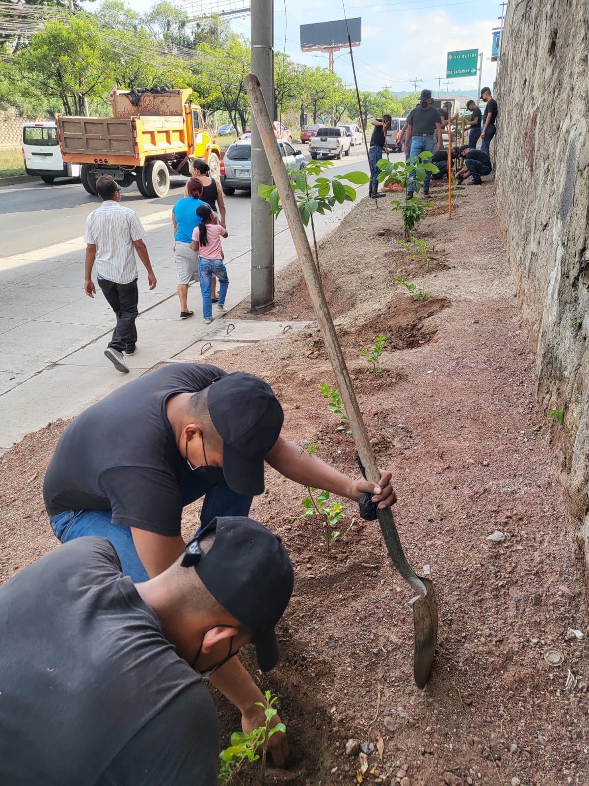 Alumnos de la Universidad de la Policía reforestan la aldea La Cañada