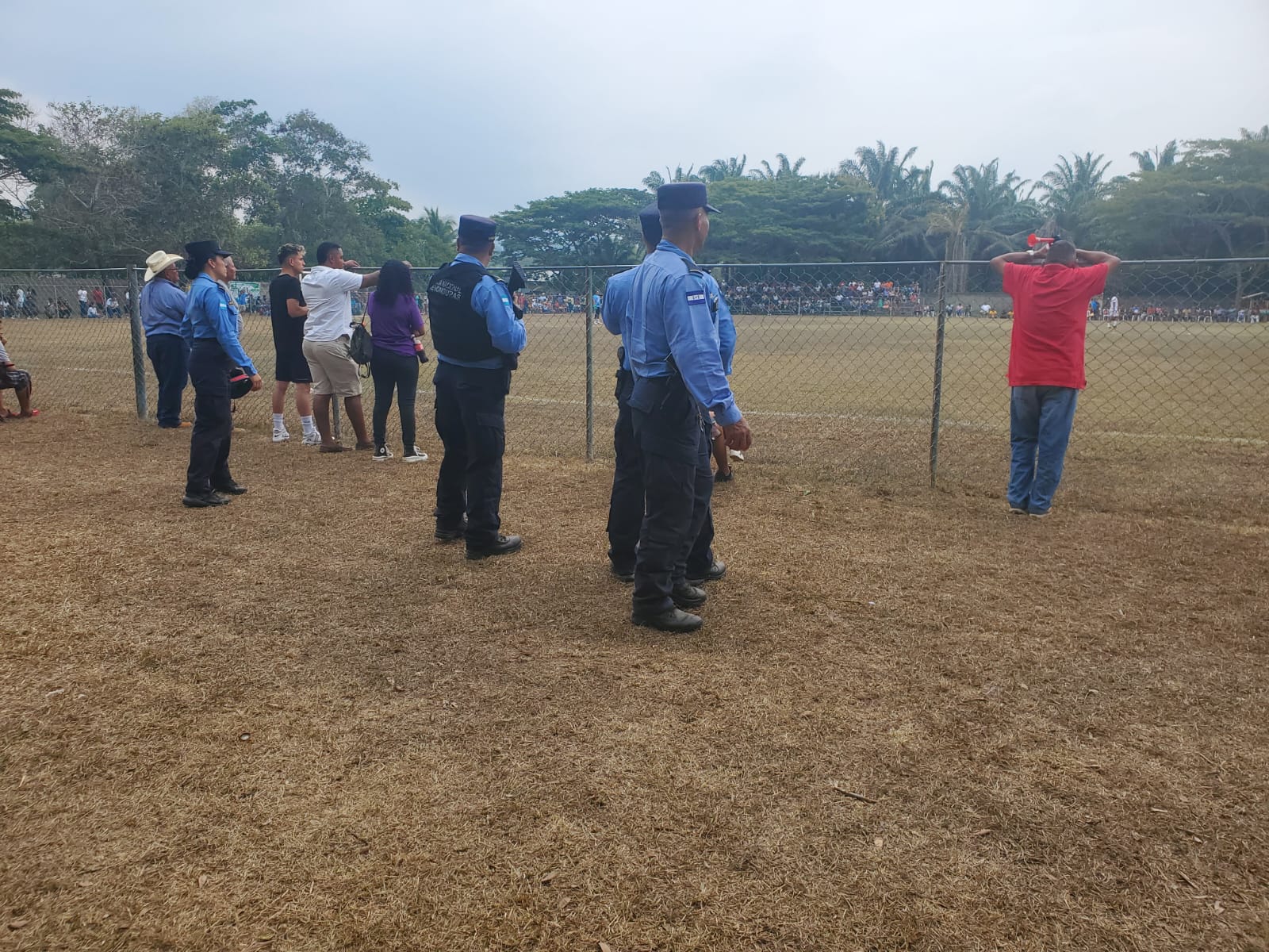 Funcionarios policiales garantizan seguridad en encuentro deportivo entre los veteranos del Olimpia Vrs Honduras Aguán Funcionarios policiales garantizan seguridad en encuentro deportivo entre los veteranos del Olimpia Vrs Honduras Aguán