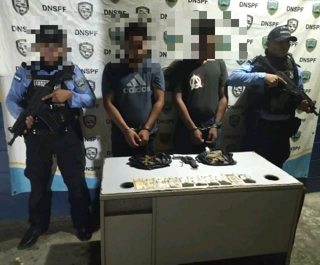 Detienen a dos sujetos por el delito de trafico Ilicto de drogas y parte ilegal de arma de fuego