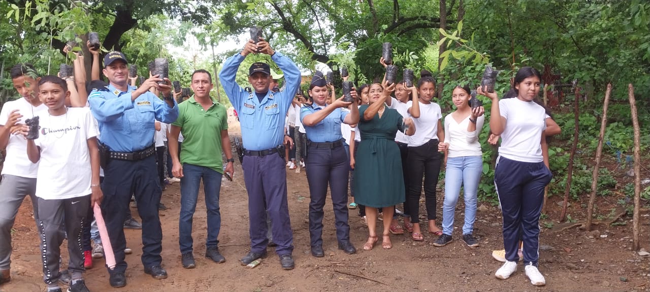 Agentes de la UDEP-6 participan en campaña de reforestación conmemorando el día del árbol