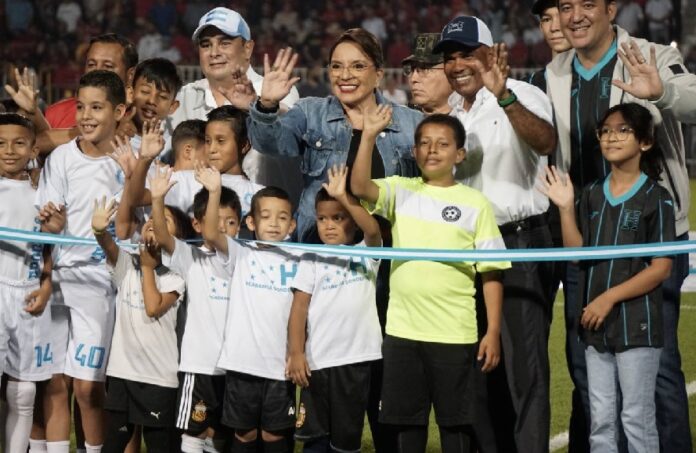 Presidenta Xiomara Castro inaugura nueva grama del Estadio Nacional