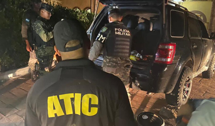 FF.AA aseguran vehículo con once kilos de supuesta cocaína FF.AA aseguran vehículo con once kilos de supuesta cocaína