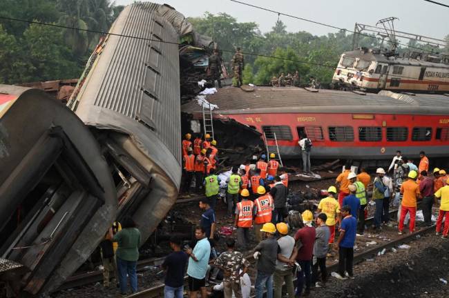 Atribuyen a una falla de señalización el descarrilamiento de trenes que dejó cientos de muertos en India