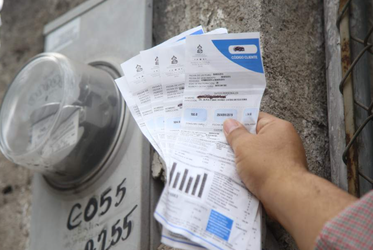 Ministro Tejada anuncia una rebaja del 4% de la tarifa de luz eléctrica en el tercer trimestre Ministro Tejada anuncia una rebaja del 4% de la tarifa de luz eléctrica en el tercer trimestre