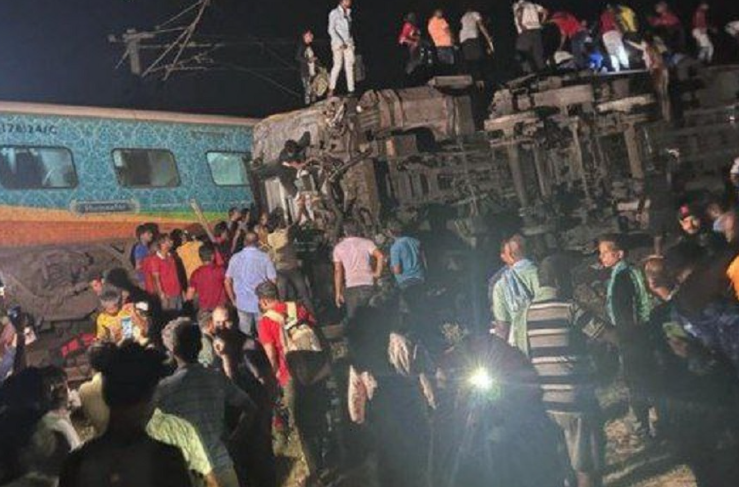 Tres trenes colisionan en la India, causando más de 100 muertos y más de 800 heridos
