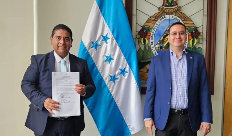 Periodista Geovanny Domínguez es juramentado como Comisionado Presidencial en Estrategia y Comunicaciones