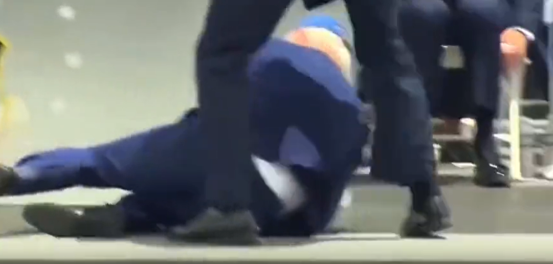 Biden se tropieza y cae al suelo durante una ceremonia Biden se tropieza y cae al suelo durante una ceremonia