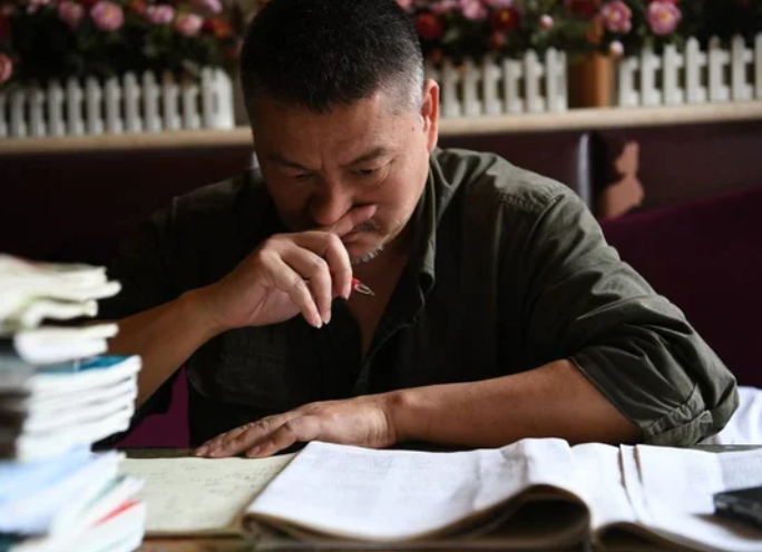 Millonario chino intenta por décima séptima vez entrar a la universidad de su país