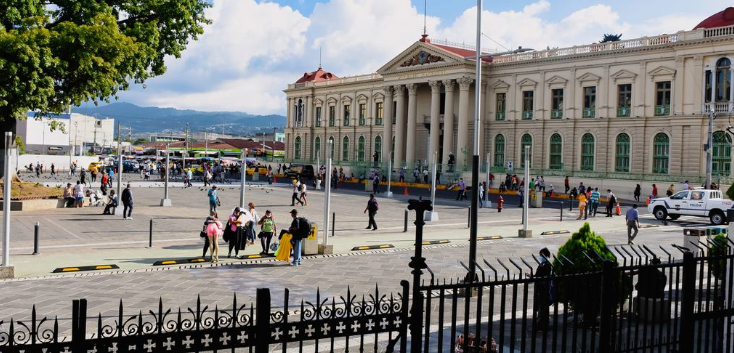 El embajador de Estados Unidos dice que El Salvador redujo un 40 % la migración irregular