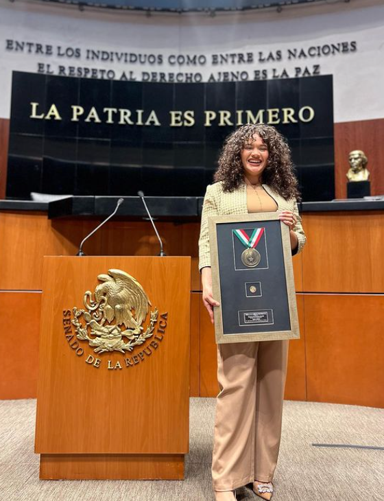 Cesia Sáenz es galardonada por su trayectoria artística en México