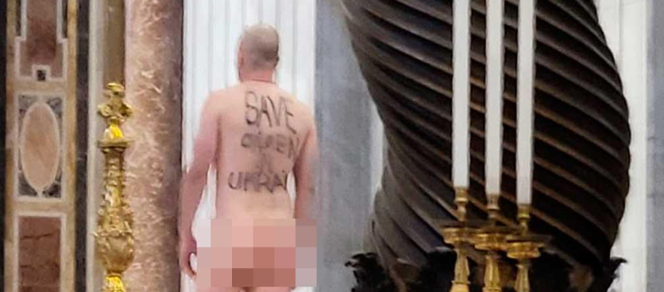 Hombre se desnuda en la Basílica de San Pedro para protestar por la guerra de Ucrania