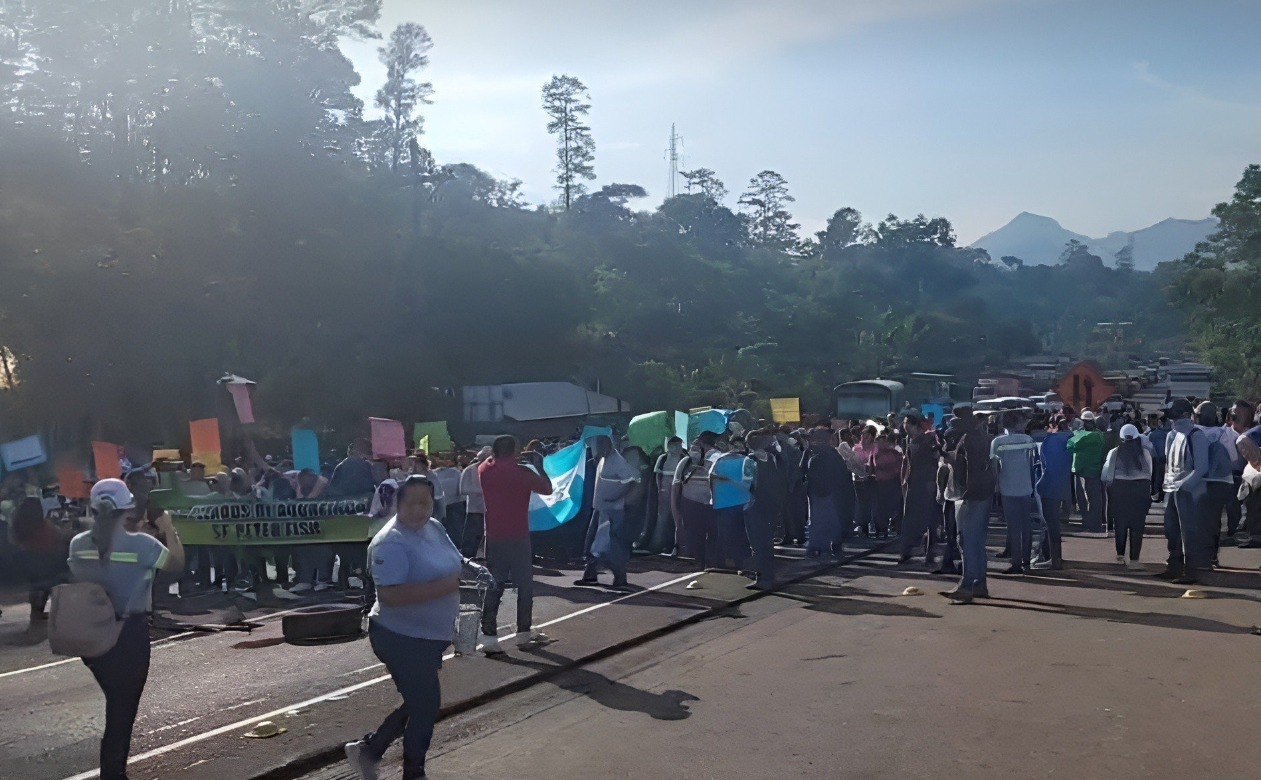 Empleados de empresas de acuicultura protestan con toma de carretera en la CA-5, sector de La Guama, Cortés.