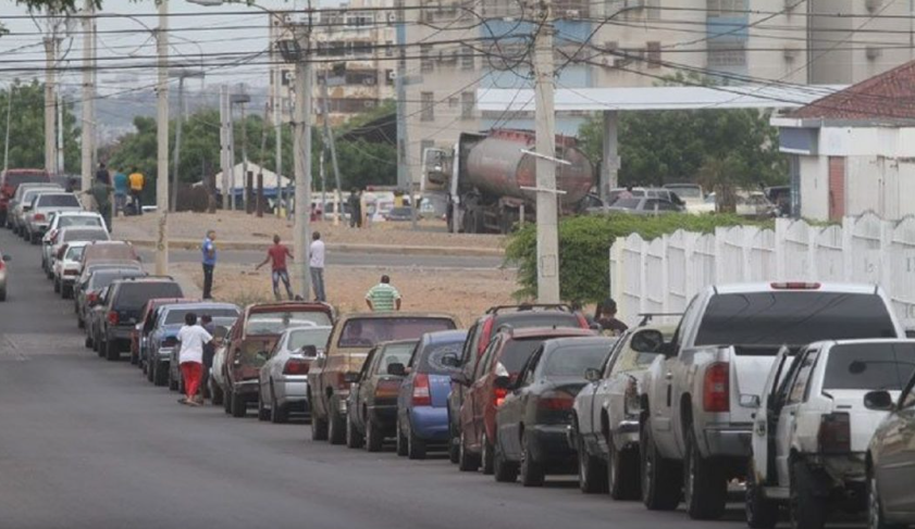 Venezolanos enfrentan nueva crisis ante escasez de combustible