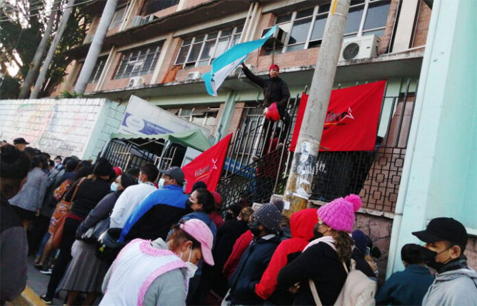 Colectivos de LIBRE se toman el Centro de Salud Alonso Suazo
